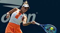 Markéta Vondrouová hraje forhend v prvním kole US Open.