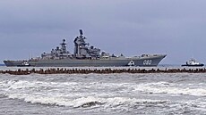 Remorkéry vyprovází kiník Admiral Nachimov na volné moe