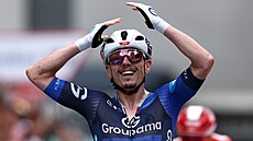 David Gaudu se nevícn chytá za hlavu po vítzném spurtu ve 3. etap Vuelty...