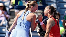 Petra Kvitová gratuluje své pemoitelce Diane Parryové v 1. kole US Open.