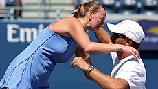 Petra Kvitová objímá svého manela a trenéra Jiího Vaka po konci posledního...