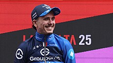 David Gaudu na pódiu jako vítz 3. etapy Vuelty.