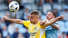 Olomoucký Daniel Va�ulín brání v p�ístupu k mí�i Pontusi Janssonovi z Malmö.