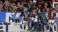 Jan Kuchta (zcela vlevo) posílá mí� do brány Rigy.