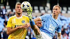 Daniel Gudjohnsen z Malmö odkopává mí� z dosahu Jana Krále ze Sigmy.