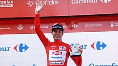 Jasper Philipsen v erveném dresu po 1. etap Vuelty.