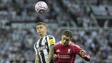 Obránce domácích Kieran Trippier a liverpoolský zálo�ník Florian Wirtz v...