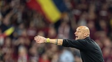 Trenér Rigy Adrián Gula udílí pokyny v utkání se Spartou.
