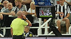 Rozhod�í Simon Hooper zkoumá na videu situaci, na základ� které následn�...