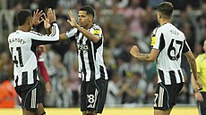 William Osula (uprost�ed) slaví se spoluhrá�i z Newcastlu vyrovnání duelu s...