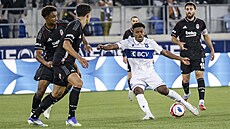 Beyatt Lekoueiry z Lausanne se sna�í prost�elit obránce Besiktasu.