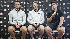 Connor McDavid (uprosted) odpovídá novinám spolen se Samem Reinhartem...