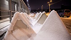 Protitankové zátarasy známé jako �dra�í zuby� v estonském pohrani�ním m�st�...