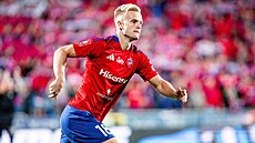 Norský úto�ník Jonatan Braut Brunes v dresu polského Rakówa.