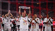 Anglický útoník Harry Kane s trofejí pro vítze nmecké bundesligy.