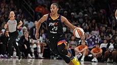 Alyssa Thomasová z Phoenixu bhem utkání proti Golden State ve WNBA.