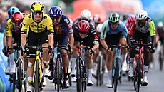 Olav Kooij vít�zí ve druhé etap� Kolem Beneluxu. Za ním vpravo fini�uje druhý...