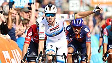 Tim Merlier slaví vít�zství v první etap� Renewi Tour, za ním vpravo dojí�dí...