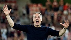 Trenér Brian Priske slaví triumf v prvním zápase proti Rize.