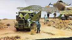 Dioráma s nákladním vozidlem Lancia 3Ro a bombardérem Savoia-Marchetti SM.79...