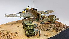 Dioráma s nákladním vozidlem Lancia 3Ro a bombardérem Savoia-Marchetti SM.79...