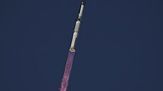 Raketa SpaceX Super Heavy nesoucí kosmickou lo� Starship vzlétá ke svému...