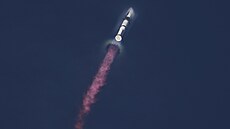 Raketa SpaceX Super Heavy nesoucí kosmickou lo� Starship vzlétá ke svému...