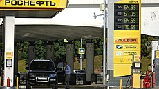 V Rusku se po ukrajinských útocích se potýkají s nedostatkem paliva. Na...