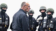 N�mecký kanclé� Friedrich Merz nav�tívil vojenskou námo�ní základnu v Rostocku...