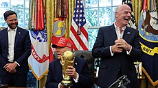 Americký prezident Donald Trump si prohlí�í trofej vít�z� mistrovství sv�ta...