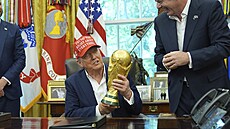 Americký prezident Donald Trump si prohlí�í trofej vít�z� mistrovství sv�ta...