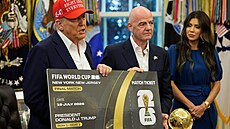 Americký prezident Donald Trump a prezident FIFA Gianni Infantino dr�í...