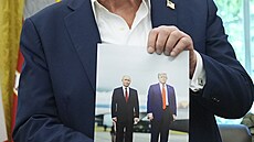 Americký prezident Donald Trump ukázal b�hem svého projevu v Oválné pracovn�...