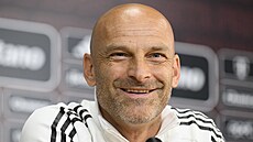 Trenér Adrián Gua na tiskové konferenci Rigy.