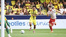 Ladislav Krejí (vpravo) stíhá Tajona Buchanana z Villarealu.