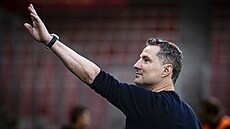 Trenér Brian Priske zdraví fanouky Sparty.