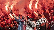 Fanou�ci ve spar�anském kotli se sv�tlicemi.