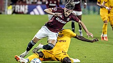 Veljko Birman�evi� padá po souboji s bránícím hrá�ek Dukly.