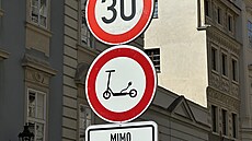 První zna�ky se objevily na za�átku Nerudovy ulice a v ulici Úvoz.