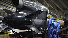 Pracovníci kontrolují �ízenou st�elu Flamingo v tajné továrn� spole�nosti Fire...