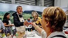 P�edseda hnutí ANO Andrej Babi� na akci Zem� �ivitelka na stánku Karlovarského...