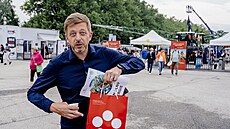 Ministr vnitra a hrdý absolvent Jiho�eské univerzity Vít Raku�an na výstav�...