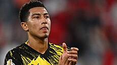 Anglický záloník Jobe Bellingham (vpravo) po pestupu do Dortmundu na...