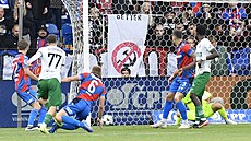 Karvinský Rok �torman st�ílí gól Plzni po kvalitní práci spoluhrá�e Emmanuelu...