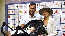 Josef Dostál s Anekou Paloudovou a synem Jonatánem na tiskové konferenci po...