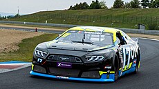 Prezident Petr Pavel za volantem vozu NASCAR na mosteckém autodromu.