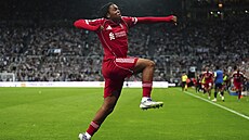 K�ídelník Liverpoolu Rio Ngumoha slaví vít�zný gól do sít� Newcastlu.