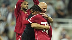 Kou� Liverpoolu Arne Slot objímá Ria Ngumohu po výh�e nad Newcastlem.