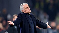 José Mourinho na lavice Fenerbahce.