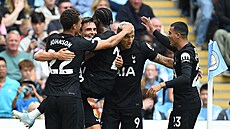 Fotbalisté Tottenhamu slaví gól do sít� Manchesteru City.